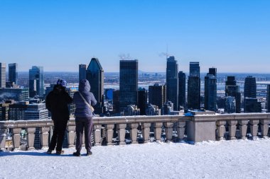 Montreal, QC - 16 Ocak 2026: Montreal 'in kış gökyüzüne bakan iki kişi