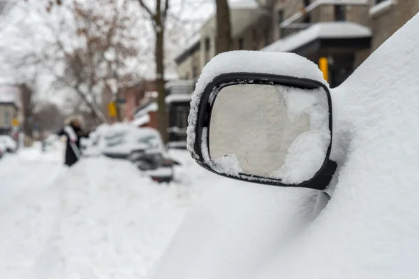 シーズン最初の雪嵐、モントリオール、カナダに当たる. — ストック写真