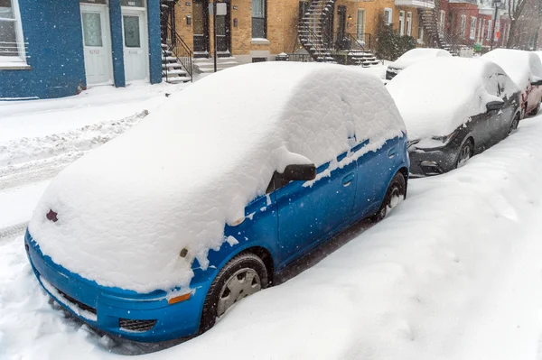 Carros cobertos de neve durante uma tempestade de neve — Fotografia de Stock
