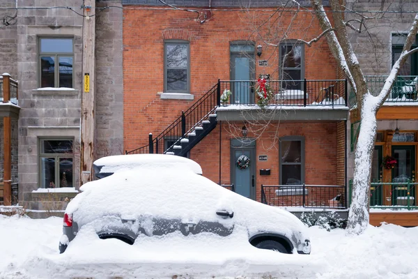Первая снежная буря сезона ударяет по Монреалю, Канада . — стоковое фото