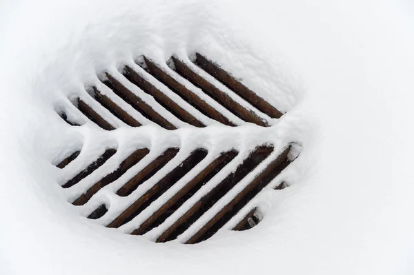 Кришка каналізаційного покриті снігом в Монреалі, Канада — стокове фото