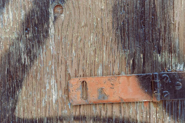 Alte Holztür mit rostigem roten Scharnier — Stockfoto