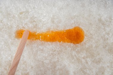 Şeker kulübesinde kar üzerinde akçaağaç şekeri. Quebec, Kanada 'da