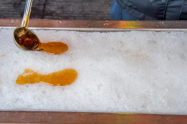 Maple taffy na neve durante o período de barraca de açúcar. Em Quebec, Canadá — Fotografia de Stock