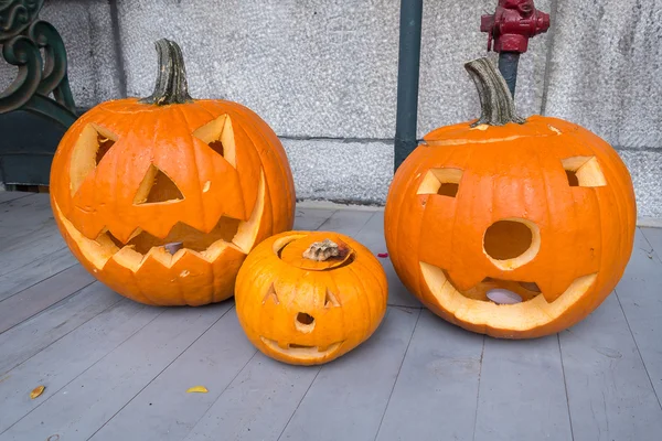 Jack o-lanterns by the door, during Halloween holiday. — Stock Photo, Image