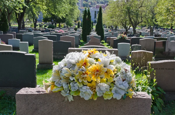 Pietre tombali in un cimitero americano — Foto Stock