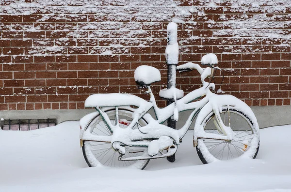 Fahrrad im Schnee — Stockfoto