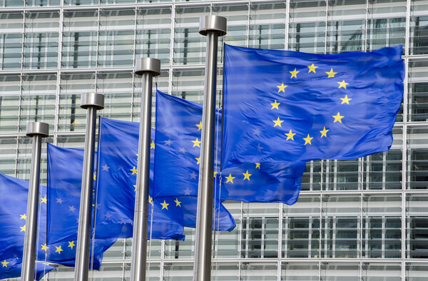 Флаги ЕС перед Еврокомиссией в Брюсселе
