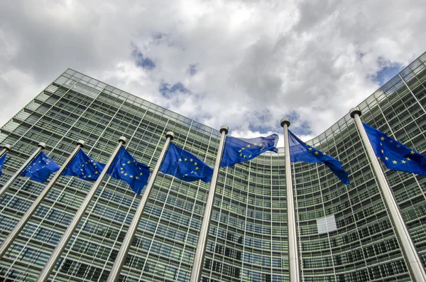 Bandeiras da UE em frente à Comissão Europeia em Bruxelas — Fotografia de Stock