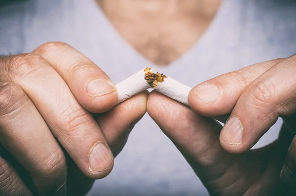 Smettere di fumare - mano maschile schiacciare sigaretta — Foto Stock