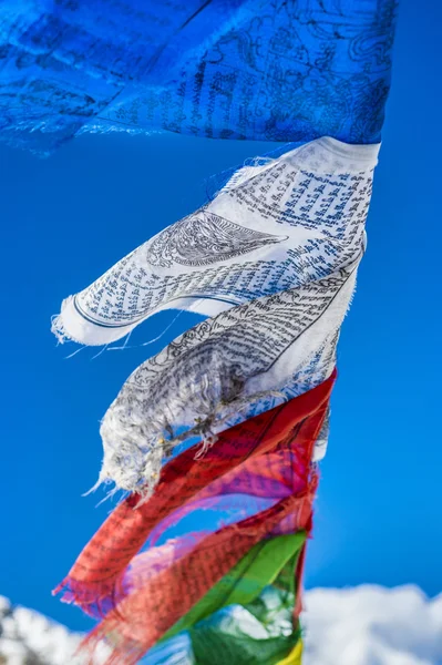 Молитовні прапори в Гімалаях, з Ама-Даблам піку в з фонової м — стокове фото