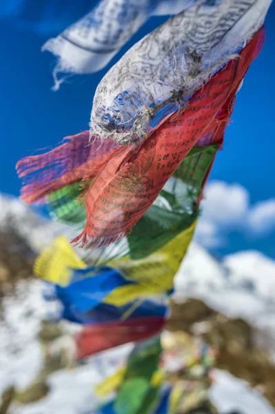 Banderas de oración en el Himalaya con el pico de Ama Dablam en el backgr —  Fotos de Stock