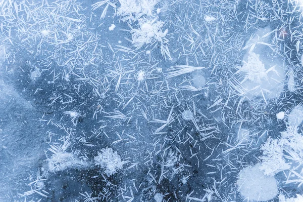 Cristalli di ghiaccio sulla superficie dell'acqua congelata — Foto Stock