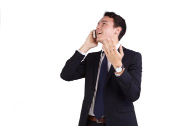 Bir cep telefonu tutan mutlu genç beyaz iş adamı