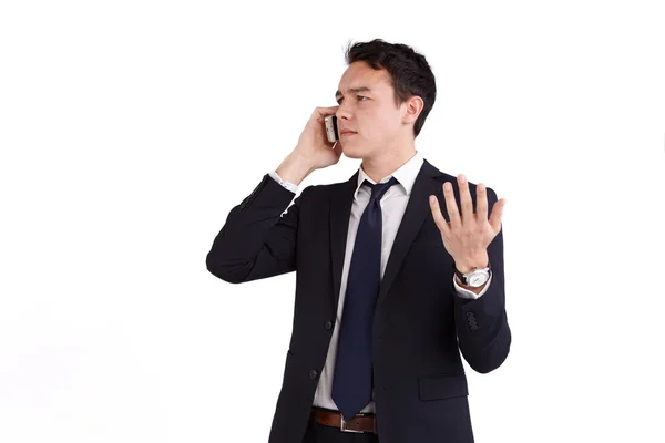 Bir cep telefonu tutan genç beyaz iş adamı çatık