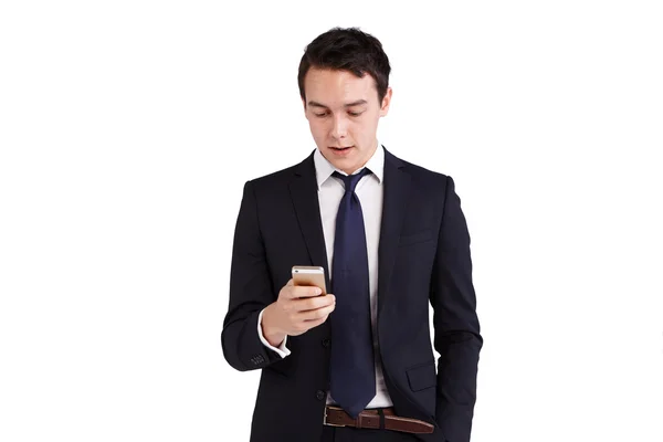 Cep telefonu gülümseyen arayan genç beyaz iş adamı