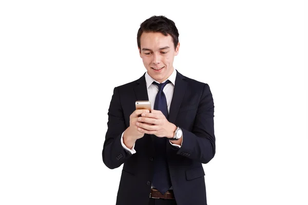 Cep telefonu gülümseyen arayan genç beyaz iş adamı