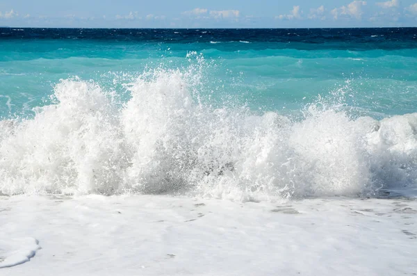 Mavi Berrak Deniz Suyu Köpükler — Stok fotoğraf