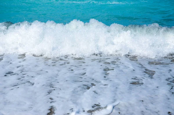 Mavi Berrak Deniz Suyu Köpükler — Stok fotoğraf