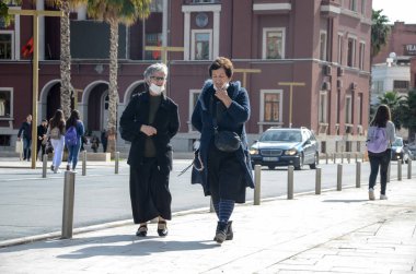 Covid sırasında maskeli insanların sokak fotoğrafı 