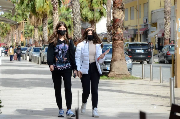 Covid sırasında maskeli insanların sokak fotoğrafı 