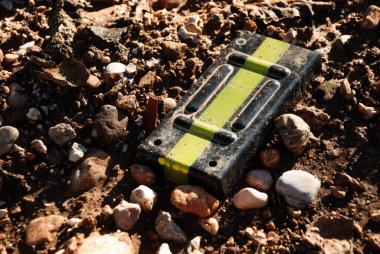 Yerdeki demir bir detay görüntüsü.