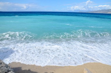 Mavi berrak deniz suyu ve köpükler 