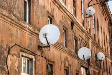 uydu eski televizyon binadaki