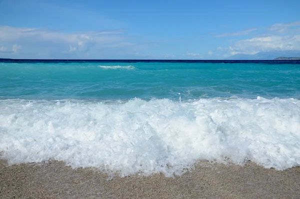 Ciel Bleu Mer Tropicale Avec Sable Vagues Mousse Horizon — Photo