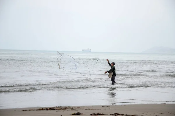 Sahildeki Tanımlanamayan Adam Balık Yakalamak Için Atıyor Telifsiz Stok Imajlar