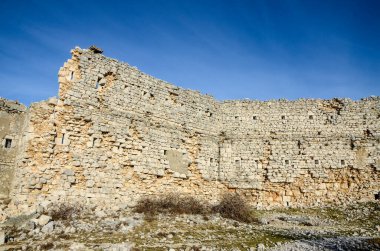 Mavi gökyüzüne karşı antik kalıntılar 