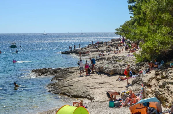 여름철에는 관광객들 해변에 스톡 사진