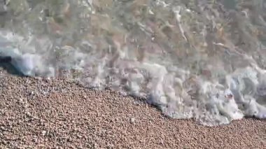 Deniz suyu yüzeyi dokusu. Kayalık plaj