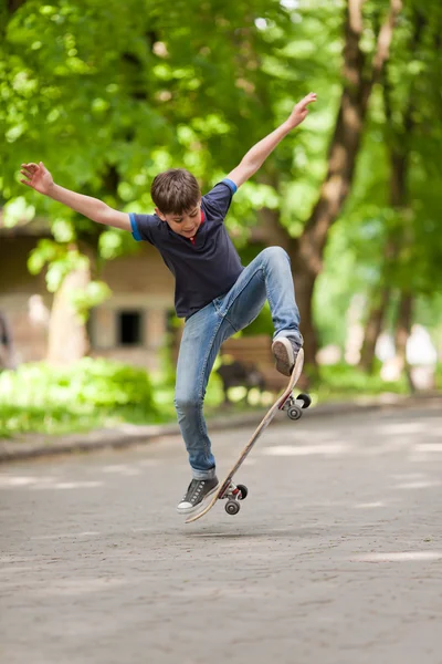 Cool young boy in Ollie position in the park — Stock Photo, Image