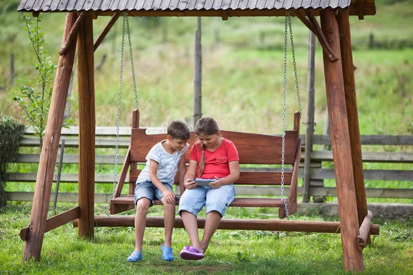 Barn med tablett utomhus — Stockfoto