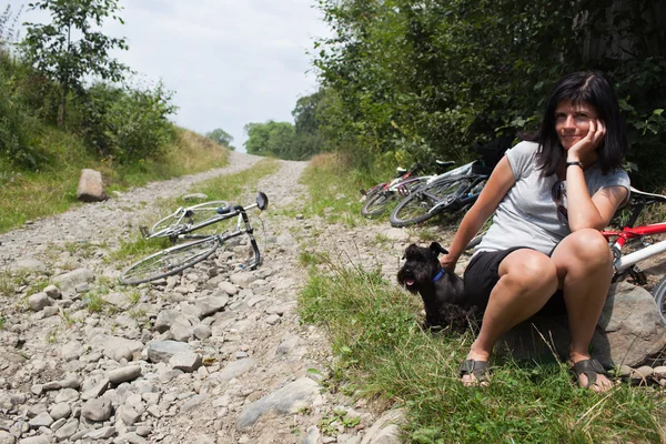 Femme avec son chien au repos — Photo