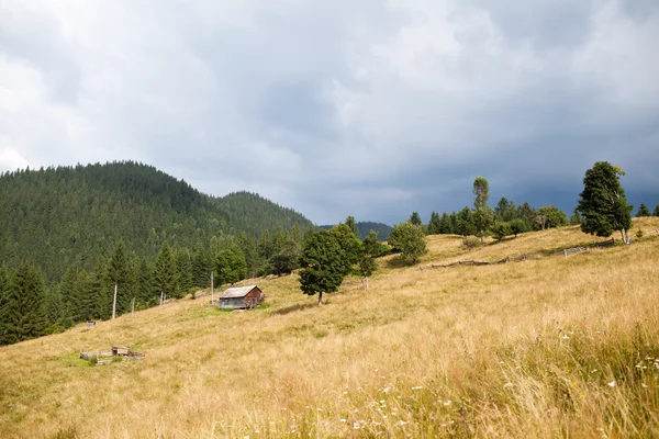 Bewolkt stormachtige hemel boven berg — Stockfoto