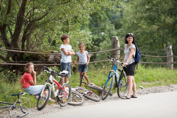 Famille avec vélos — Photo