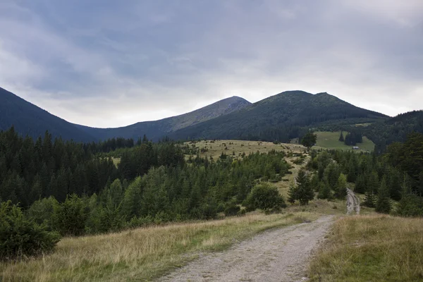 Cielo nublado en la montaña — Foto de Stock