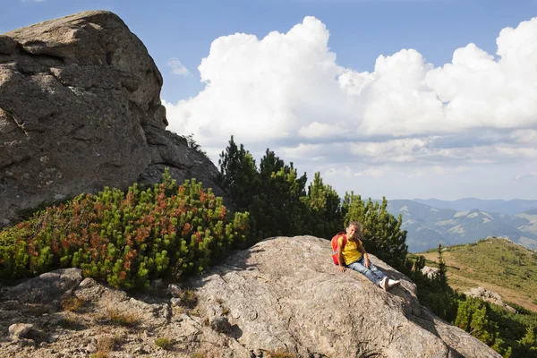 Petits randonneurs profitant de la vue — Photo