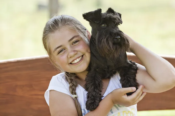 Jeune fille avec chien — Photo