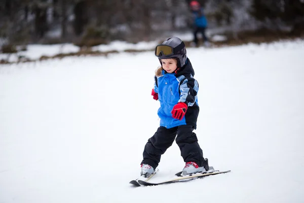 Kleiner Skifahrer — Stockfoto