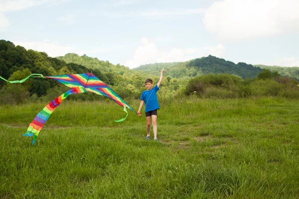 Jongen spelen met vlieger — Stockfoto