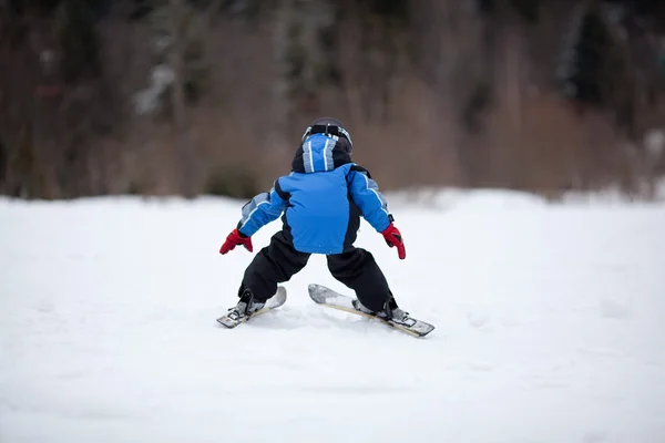Lite skidor flicka — Stockfoto