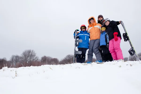 Famille En Ski Vacances En Montagne — Photo