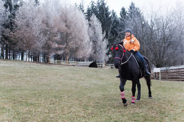 Fille et cheval — Photo