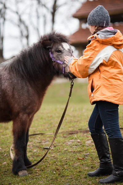 Bambina con pony — Foto Stock