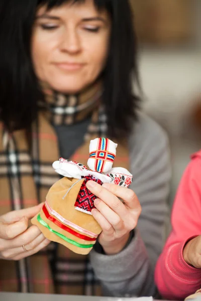 Oekraïense nationale pop (motanka maken) — Stockfoto