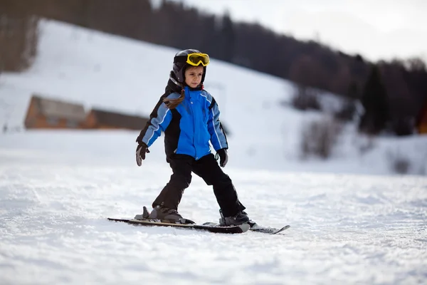 Маленькая лыжная девочка — стоковое фото