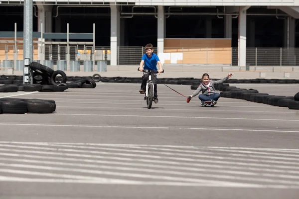 Ποδηλάτης και skateboarder — Φωτογραφία Αρχείου